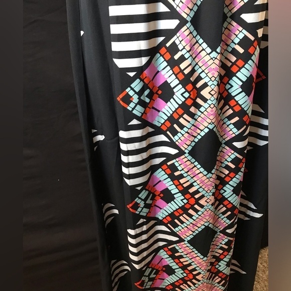 🖤💞2B BEBE STRAPLESS MAXI DRESS SIZE MED W BEAUTIFUL GEO DESIGN CENTER!💞🖤 - Picture 3 of 8